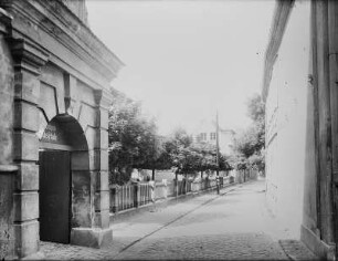 Güstrow. Schulstraße. Straßenbild mit Eingangstor zur ehemaligen Domschule (1575/79; Ph. Brandin)