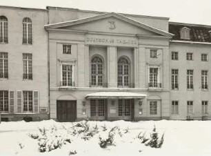 Deutsches Theater (DT) Berlin (1849/1850; E. Titz). Front mit Vorplatz