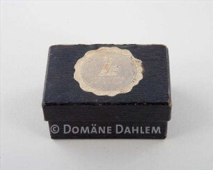 Pappschachtel mit aufgeklebtem Etikett "Lakritzen Düsseldorf"
