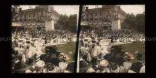 Trachtengruppe aus Salzburg bei der Überreichung der Huldigungsgabe an Kaiser Franz Joseph, Kaiserhuldigung, Wien