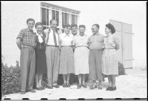 Lauingen: Danubia Strumpffabrik, Gruppe der Belegschaft mit Rudolf Müller