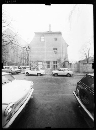 Luckau, Rathausstraße. Wohnhaus mit Einfahrt. Straßenfront