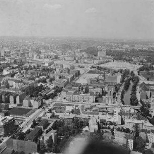 Luftaufnahme, Blick von Osten auf das Jugendgästehaus an der Kluckstraße über den Lützowplatz Richtung Hotel Intercontinental (ehem. Hilton). Berlin-Tiergarten, Lützowstraße, Klingelhöferstraße