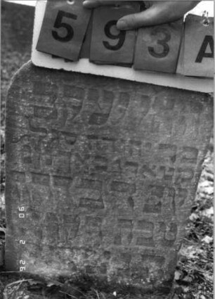 Grabstein 593 (Index: 100115292) Material: Sandstein Zustand: verwittert Maße HxBxT: 60x40x11 cm Beschreibung: Stele mit Rundbogenabschluß: Grabstein 593A