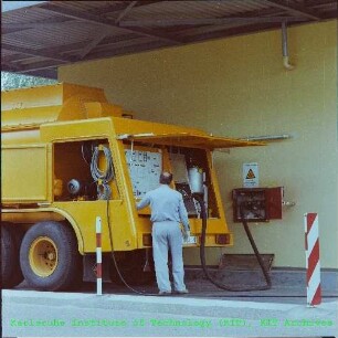 Tankwagen beim Abpumpen von flüssigem radioaktivem Abfall für die Hauptabteilung Dekontaminationsbetriebe (HDB)