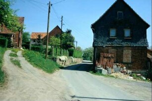Wegegabelung, Dorfstraße und Zufahrtsweg, Häuser, Trockenmauer am Hang