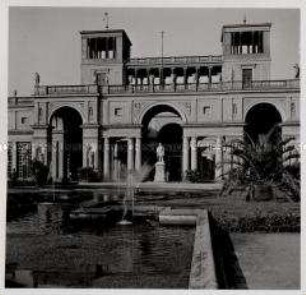 Potsdam, Neue Orangerie (Orangerieschloß), Mittelteil mit dem Raffaelsaal, in der Mitte Denkmal Friedrich Wilhelm IV.