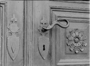 Belgern, Markt 9. Wohnhaus mit Löwen-Apotheke (um 1850). Türklinke und Türblatt-Ornament