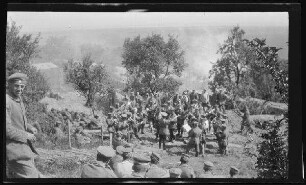 "Romagne-Lager" bei Verdun (=Romagne-sous-les-Côtes, Dep. Meuse, Frankreich): Regimentsmusik (Blick von oben) ("Standmusik im Lager")