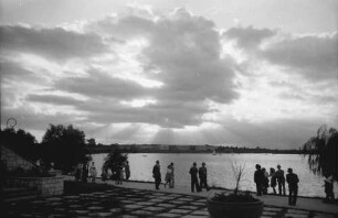 Bukarest: Ausblick vom Restaurant Pescarus, Vordergrund Promenade unten, mit schönen Wolken