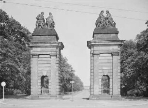 Dresden. Großer Garten, Haupttor Karcher-Allee : Dresden-Altstadt, Karcherallee. Haupttor am Ende der Hauptallee des Großen Gartens mit Blickachse zum Palais. Torpfeiler (Orthostaten) mit Skulpturenschmuck Meleager und Atalante sowie Venus und Adonis (um 1719; C. Kirchner)