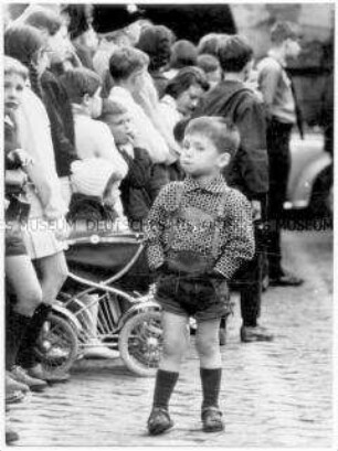 Kleiner Junge in Lederhosen