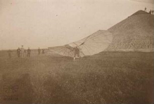 Fotografie Lilienthals bei der Landung