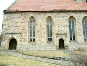 Evangelische Kirche - Langhaus (Neubau Jahr 1617) über Traufseite Süd Mitte bis Westen mit Maßwerkfenstern sowie Portalen in Übersicht