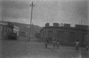Kinder : Kinder zwischen Häusern am Puerto de la Luz auf Gran Canaria.