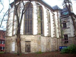 Ansicht von Ostnordosten über Chor (spätgotischer Neubau Jahr 1497-1507 als Hochchor) mit Strebepfeilern und Maßwerkfenstern sowie Grabsteinen der Hund von Saulheim in Übersicht
