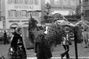 Freiburg: Weihnachtlicher Marktstand mit Mistelzweigen