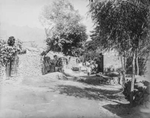 Dorfstraße : Blick entlang der Dorfstraße, links und rechts Steinhäuser