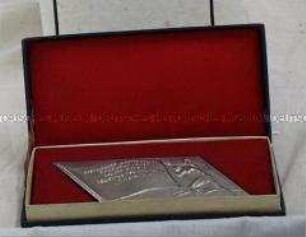 Plakette mit Darstellung einer Kugelstoßerin, im Etui