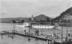 Personen-Seitenraddampfer "Schmilka" (1897, Werft Blasewitz). Im Vordergrund Elbebad bei Lichtowitz gegen Deblik