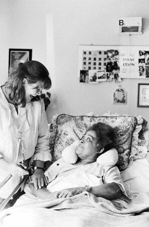 Linda besucht eine Patientin in ihrem Pflegeheim Marlinda Nursing Home, Los Angeles County