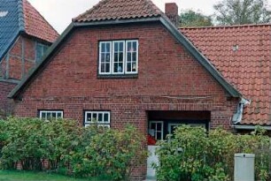 Gut Jersbek: Allee 4: traufständiges Wohnhaus aus Backstein: Straßenfront, Teilansicht: Giebelseite Querflügel mit Eingangsloggia
