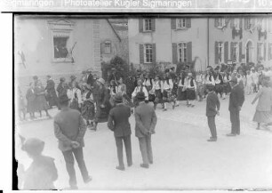 Landwirtschaftsausstellung Sigmaringen; Frauengruppe beim Festumzug in der Antonstraße beim Weinhaus Nell