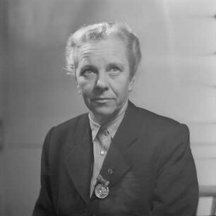 Porträt der Schauspielerin Mathilde Danegger, Trägerin der Klara Zetkin-Medaille : Porträt von Mathilde Danegger