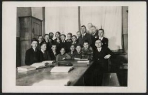 Gruppenportrait : Gruppenaufnahme mit Schülern und Lehrer in einem Klassenzimmer