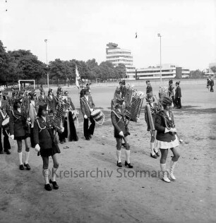 Schützen- und Volksfest: Veranstalter Heimatring und Ahrensburger Schützengilde: Umzug: Aufmarsch auf dem Stormarnplatz: Spielmannszug: im Hintergrund Rathaus, 24. August 1975