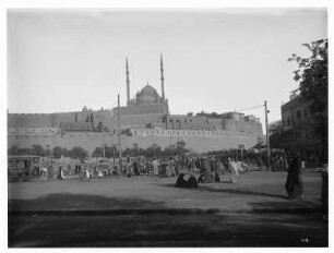 Kairo (Ägypten). Platz mit Einheimischen. Blick zur Zitadelle