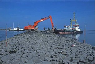 Bagger auf Leitdamm abgesetzt