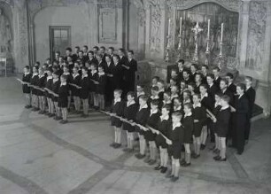 Der Dresdner Kreuzchor in der traditionellen Kurrendetracht : Gesamtaufnahme vor dem Altar der Dresdner Kreuzkirche
