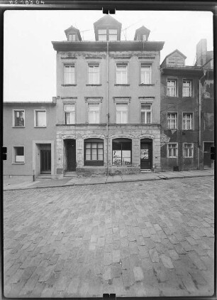 Altenburg, Kesselgasse. Wohnhaus mit Laden. Straßenfront