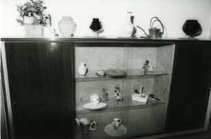 Vitrinenschrank mit Geschirr und Figuren