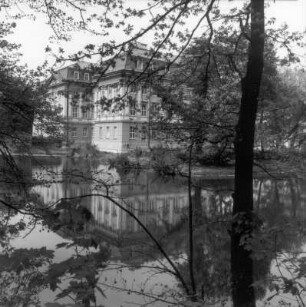 Zgorzelec-Radomierzyce (Radmeritz). Schloss Joachimstein (Pałac Radomierzyce). Ansicht über den Schlossgraben