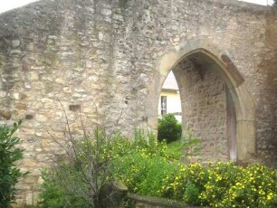 Ober-Ufhausen - Ansicht von Westen über Ortsseite mit Kirchhofmauer sowie äußerem Torbogen und südlicher Zangenmauer des Kammertors