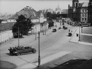 Theaterplatz mit der Gaststätte "Italienisches Dörfchen", im Hintergrund die Brühlsche Terrasse (Szene aus einem Dokumentarfilm)