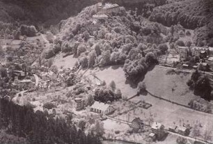 Schwarzburg. Blick vom Trippstein nach Südosten gegen Schloss Schwarzenburg