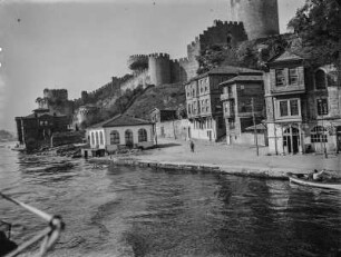 Rumeli Hisar? : Uferpromenade am Fuße der osmanischen Festungsanlage