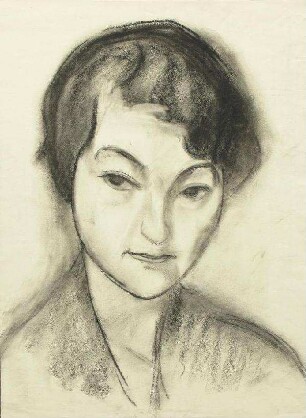 Junge Frau mit schwarzem Haar (en face)