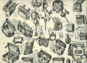 Uniformdarstellung, Detailstudie Patronentaschen, Tornister, Troddeln, Trommel, Signalhörner und Beilpicke der Infanterie und Jäger-Bataillone, Königreich Bayern, 1873/1900. Beiblatt 1 zu Tafel XXIV aus: Müller/Braun: Königl. Bayerische Armee.