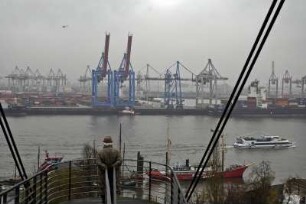 Eine alte Dame ist allein unterwegs. Sie schaut sich den Hamburger Hafen an, blickt auf die Elbe und ein Container-Terminal. 11.2007