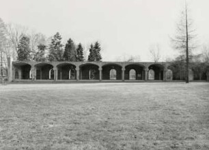 Medingen, Schlosshof : Medingen (Kreis Kamenz), Schlosshof, Offener Gang (ehemalige Ställe), um 1930, Hoffront