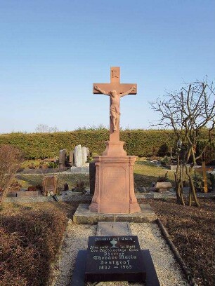 Friedhofskreuz; Rüdesheim, Auf der Hahnheck (Friedhof)