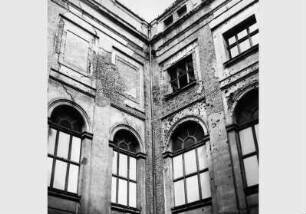 Blick auf die zum Teil zerstörte Fassade des Bode-Museums