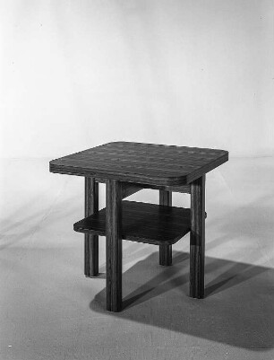 Klubtisch : Ribnitz-Damgarten. VEB Möbelkombinat Ribnitz-Damgarten. Hausmesse, 1986. Klubtisch. Holz, folienbeschichtet in Nußbaumholzoptik (1986; VEB Möbelwerk Plau)
