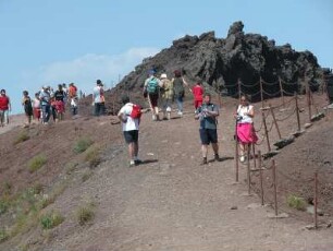 Neapel - Vesuvgipfel mit Touristen : Der Vesuv bei Neapel, aufgenommen 2004, ist ein beliebtes Touristenziel