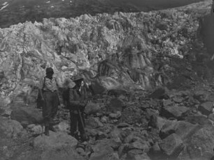 Am Gletscher : Zwei Bergsteiger am Rande eines aufgebrochenen Gletschers.