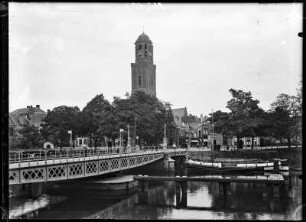 Zwolle, Niederlande. Kamperbrug mit Peperbus (Turm der Liebfrauenbasilika)